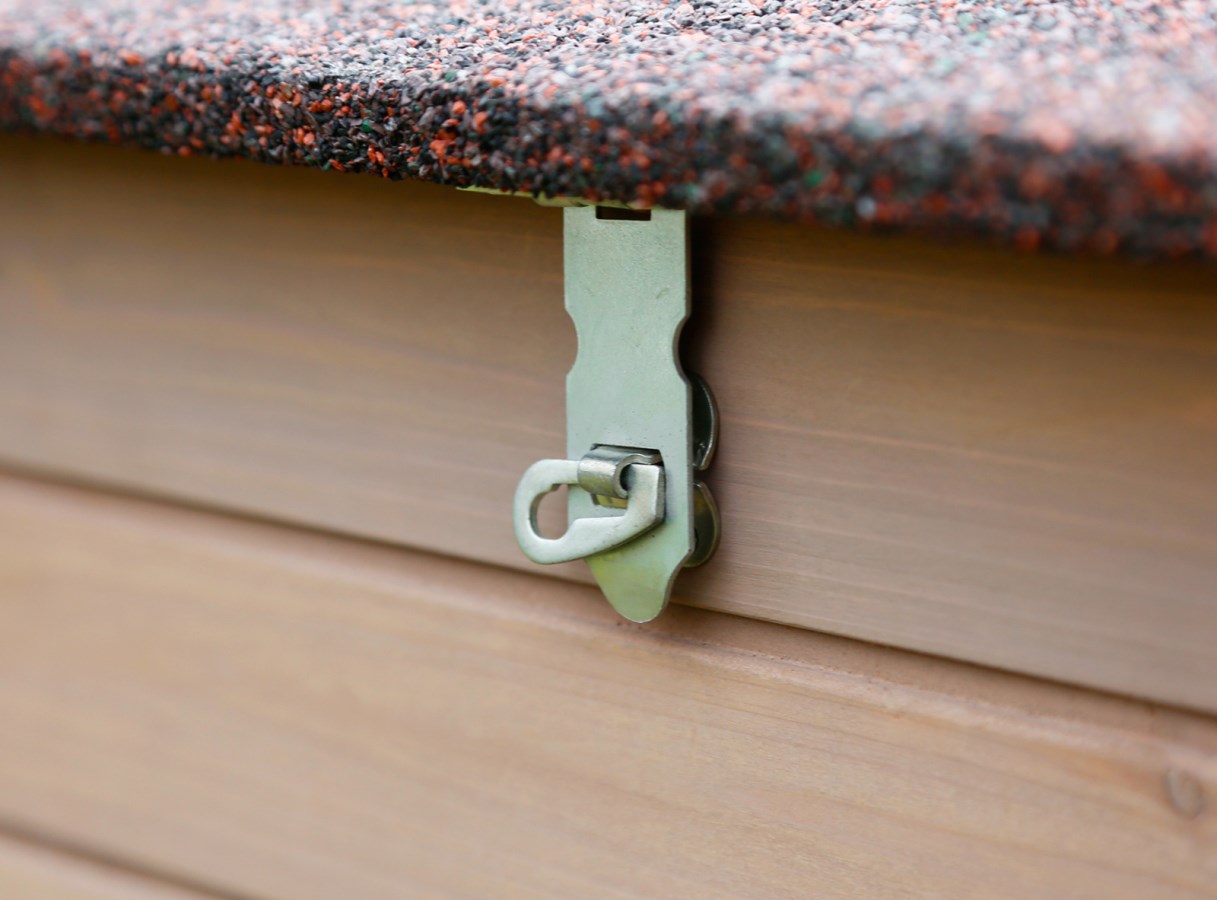 Kovová petlice pro zajištění kurníku 