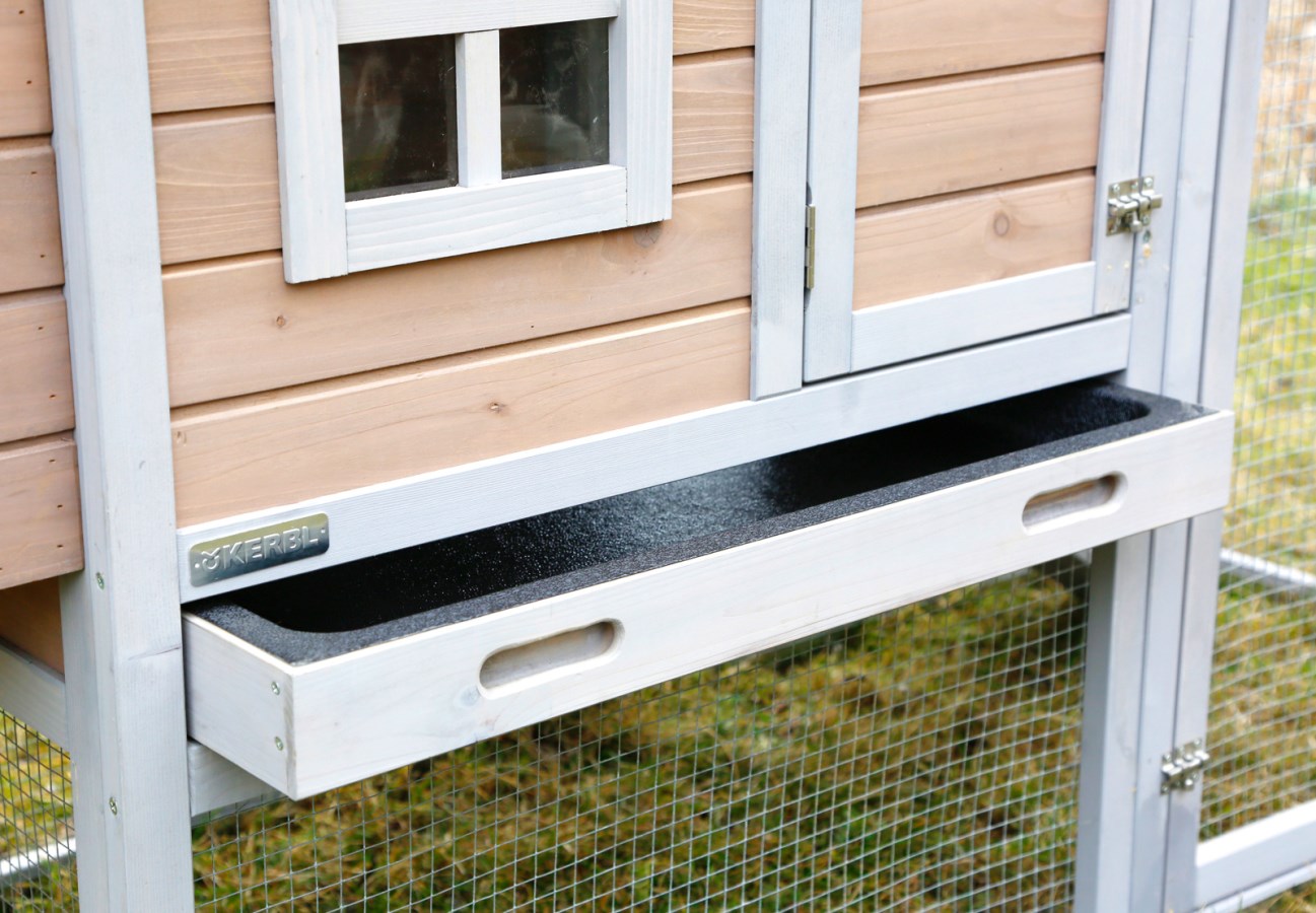 Vysunutý šuplík pro výměnu podestýlky 